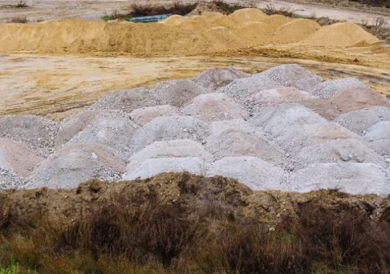 Kruszywa na&nbsp;placu